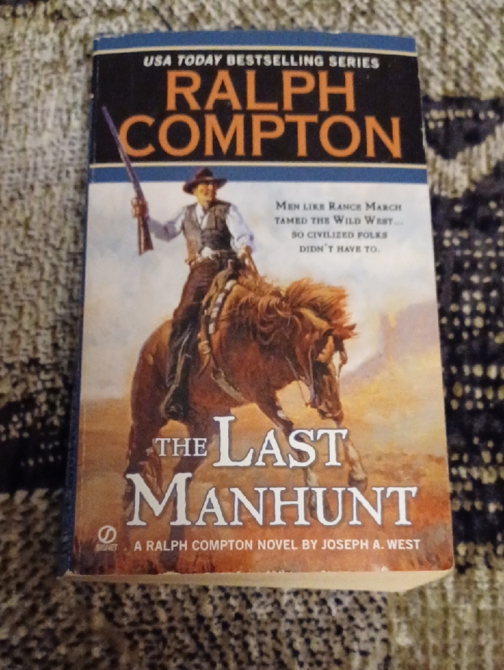 $4 Add-on Ralph Compton "The Last Manhunt" - Paperback Western